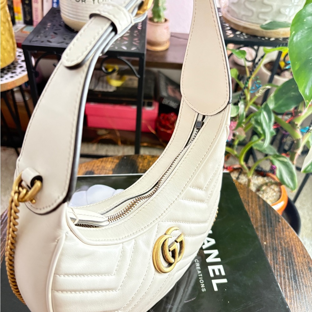 Gucci GG Marmont Chevron Crossbody Mini Half Moon Bag in Cream - Picture 5 of 11